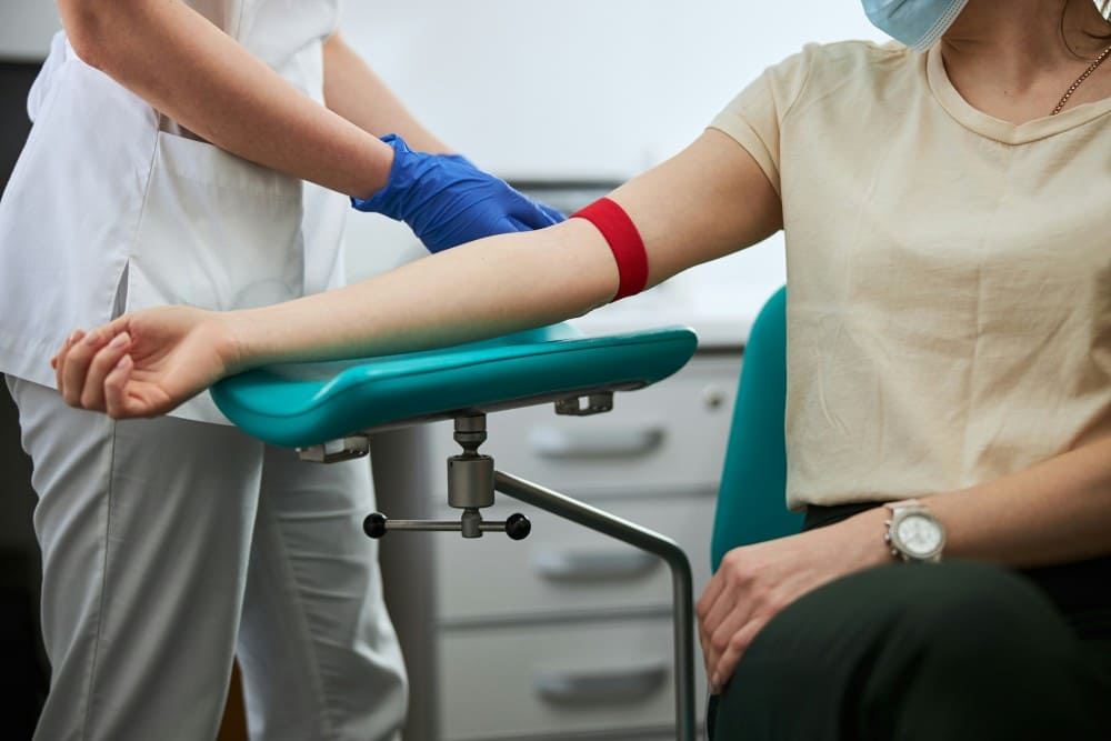 Infirmière faisant une prise de sang à une femme