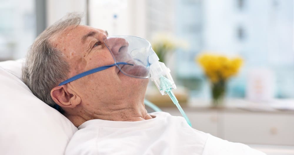 Œdème pulmonaire, homme avec un masque de ventilation oxygène