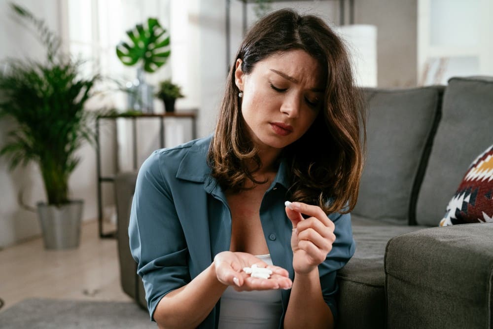 Femme allant prendre beaucoup de nitazènes, opioïde ultra puissant