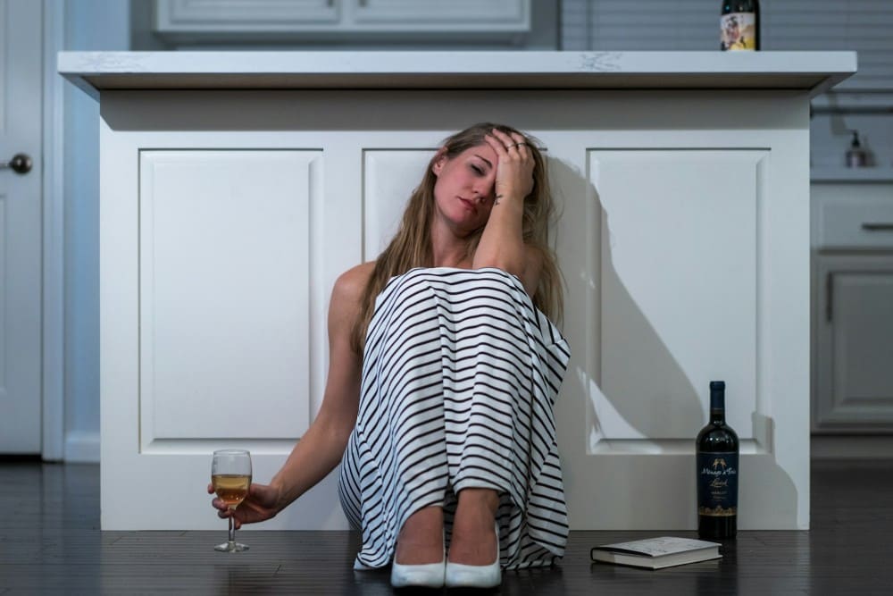 Femme avec un verre d'alcool peut-elle prendre du Doliprane