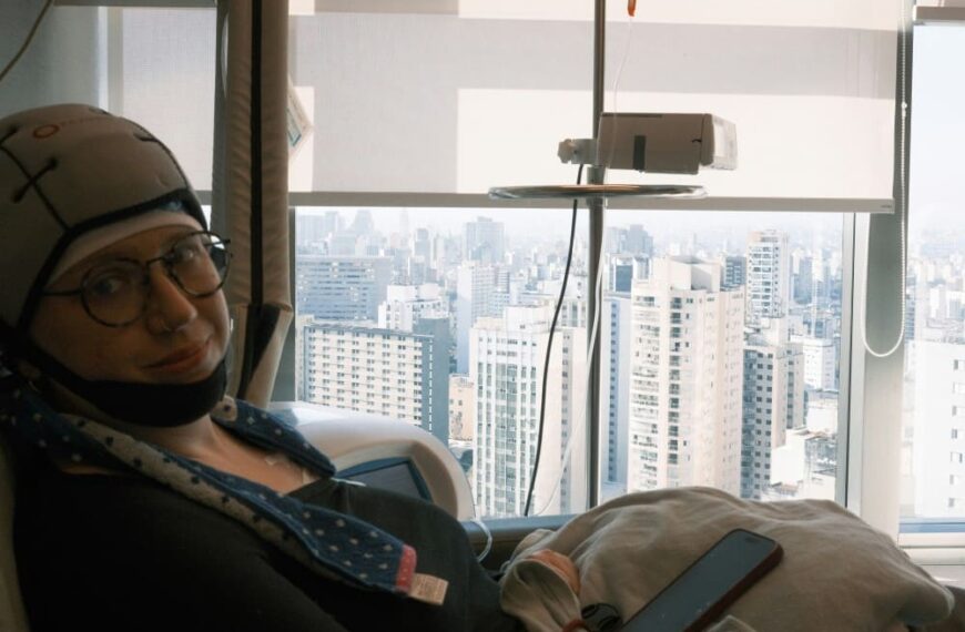 Femme en chimio avec un casque réfrigérant paxman sur la tête