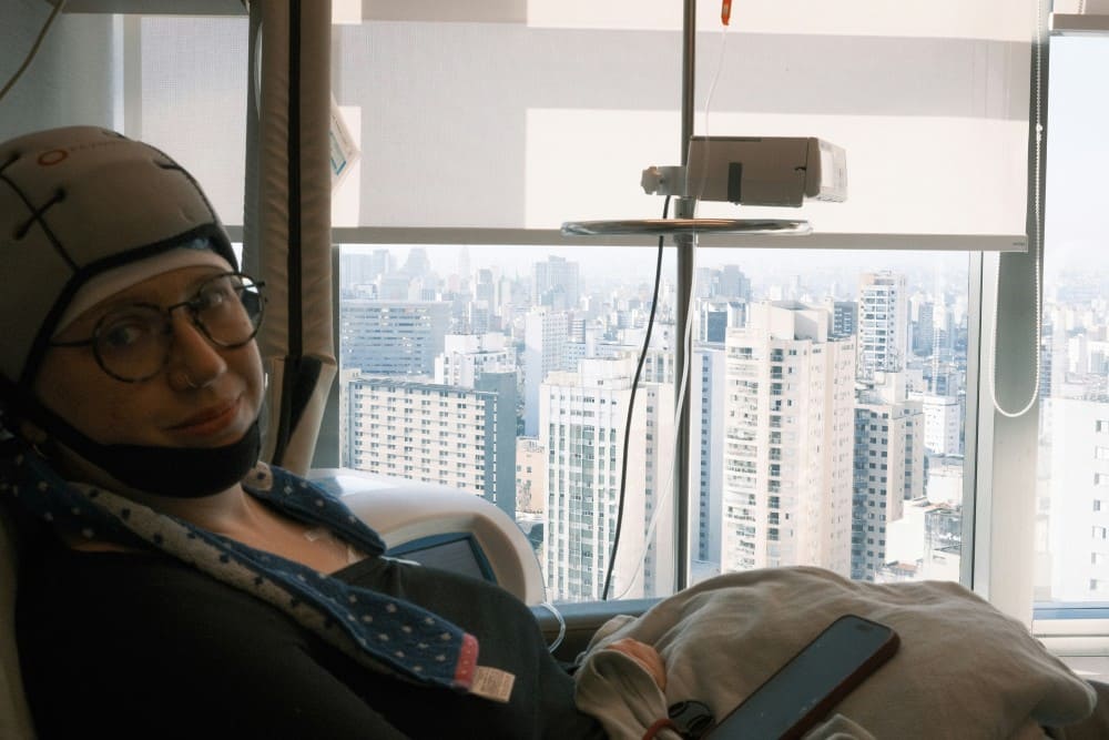 Femme en chimio avec un casque réfrigérant paxman sur la tête