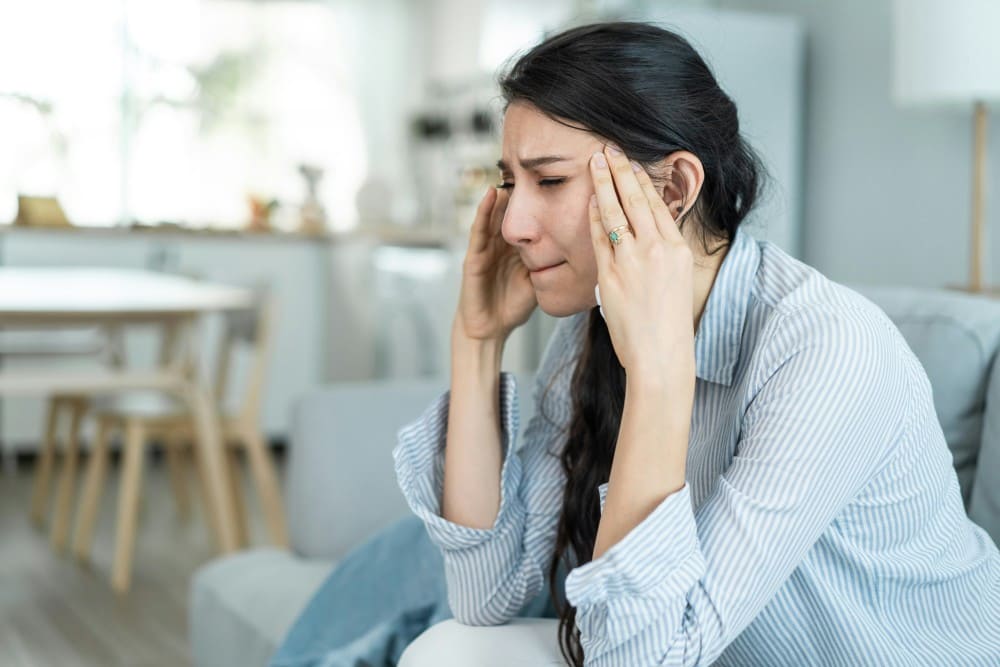 Femme mettant ses mains au niveau des temps, taux urée perturbé