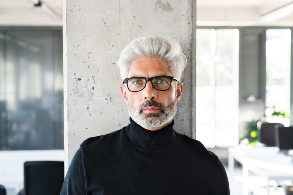 Homme aux cheveux gris et lunettes ayant un déficit en testostérone, andropause
