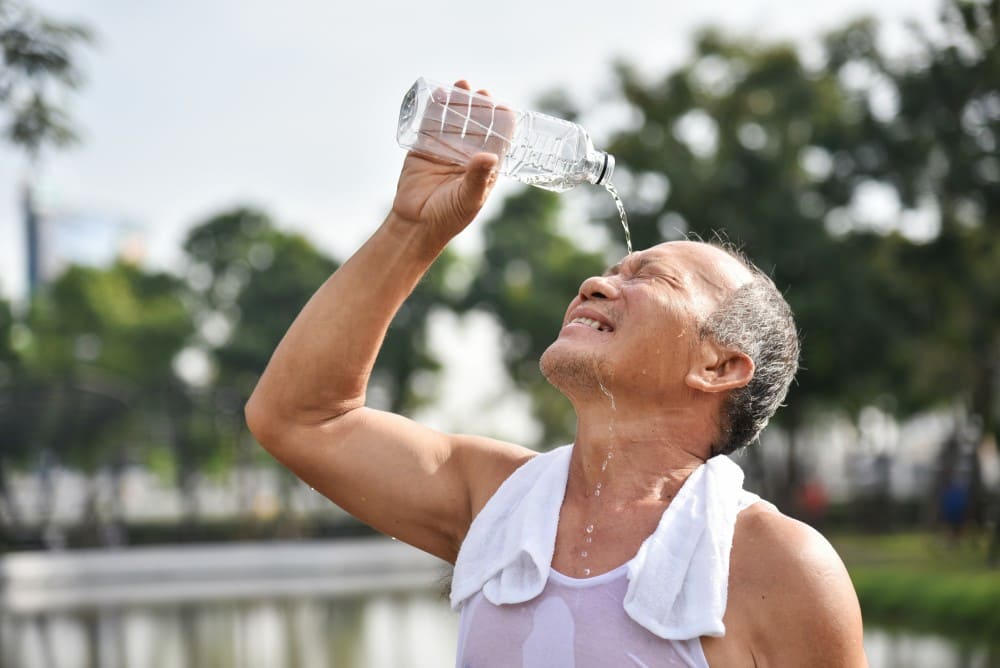 Homme qui se met de l'eau sur le visage