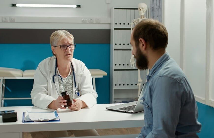 Patient andropausé avec son médecin