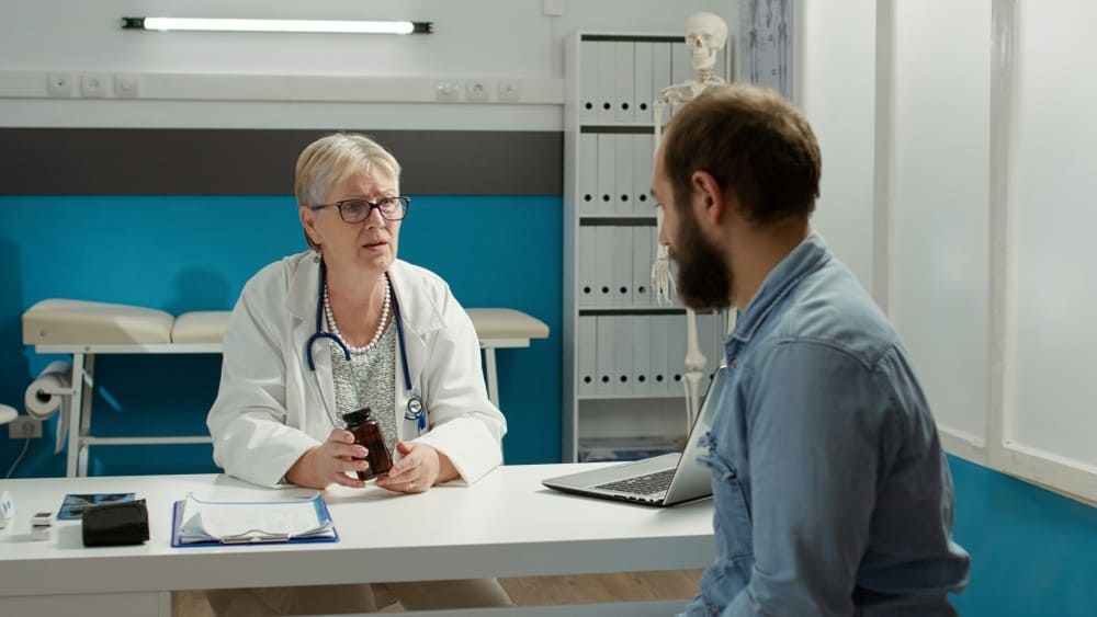 Patient andropausé avec son médecin