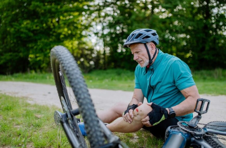 Perte musculaire après 70 ans senior faisant une chute de vélo