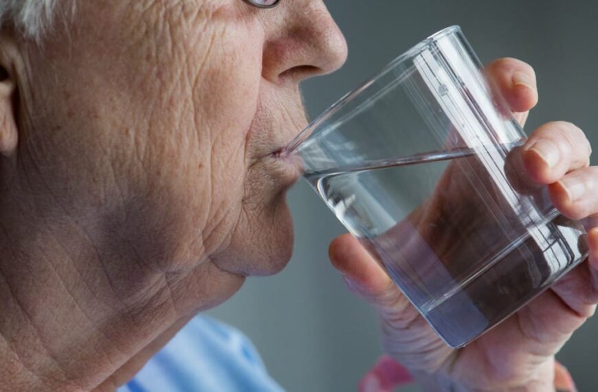 Vieille dame qui s'hydrate canicule