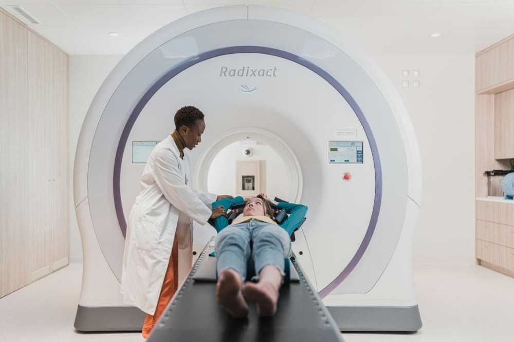Femme allant passer un pet scan