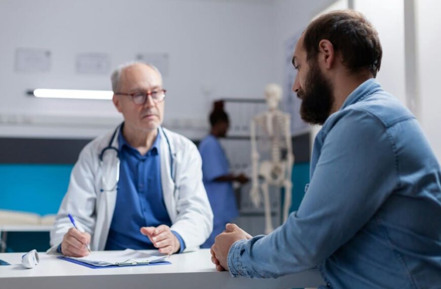 Homme chez le médecin pour taux de PSA