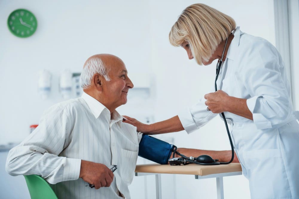 Infirmière prenant la tension de son patient