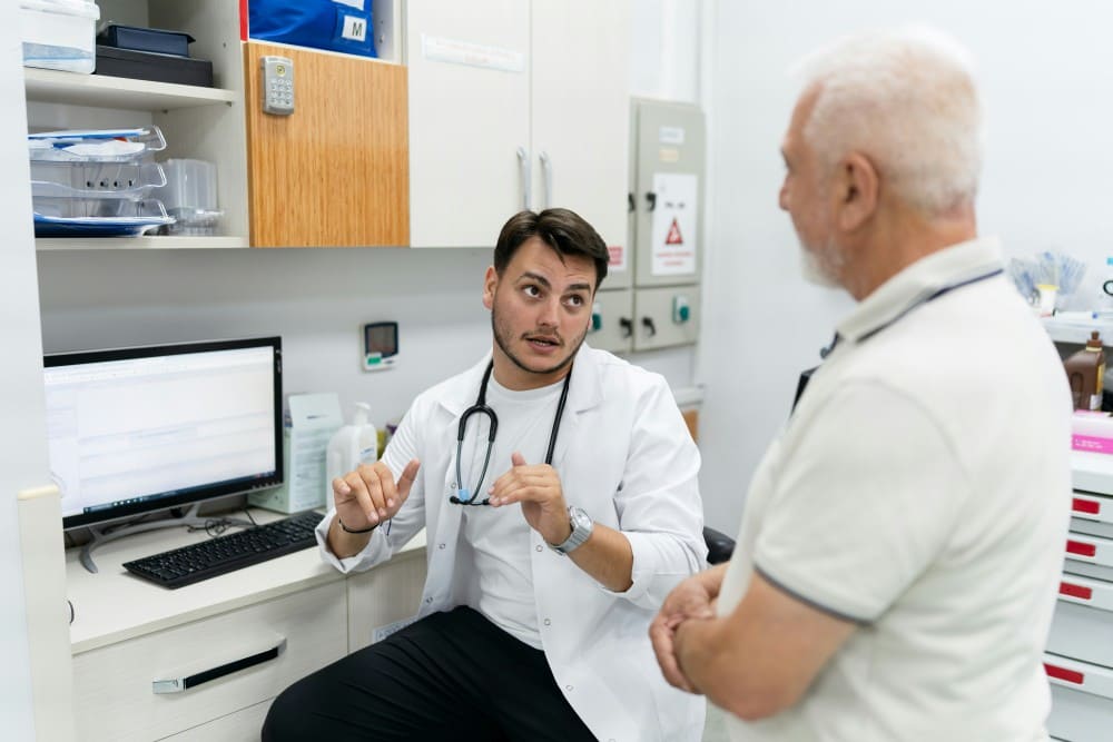 Médecin avec son patient cancer de la prostate