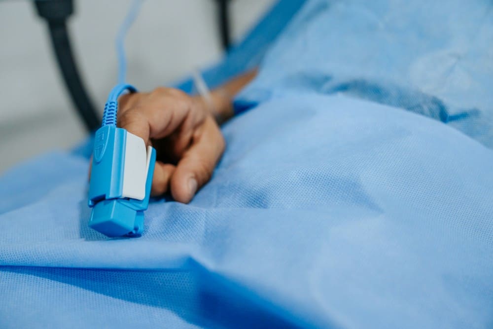 Patient ayant un tensiomètre au doigt