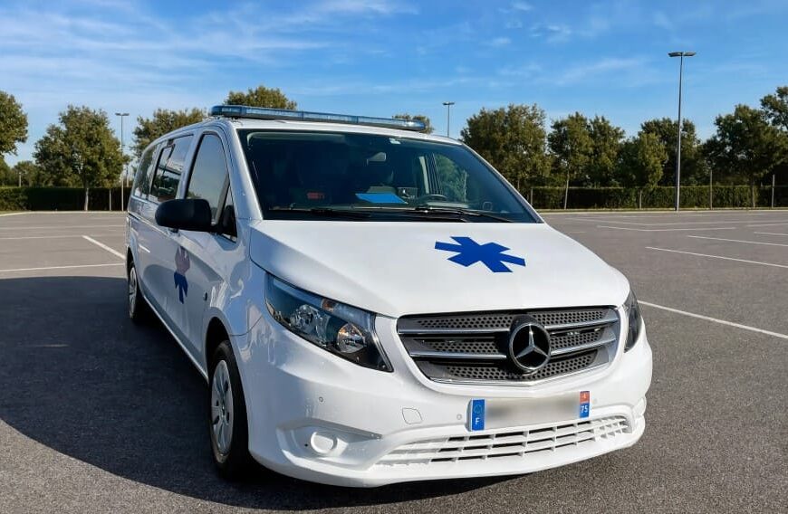 AMbulance sur un parking pour transporter des patients