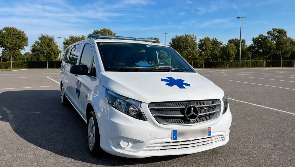 AMbulance sur un parking pour transporter des patients
