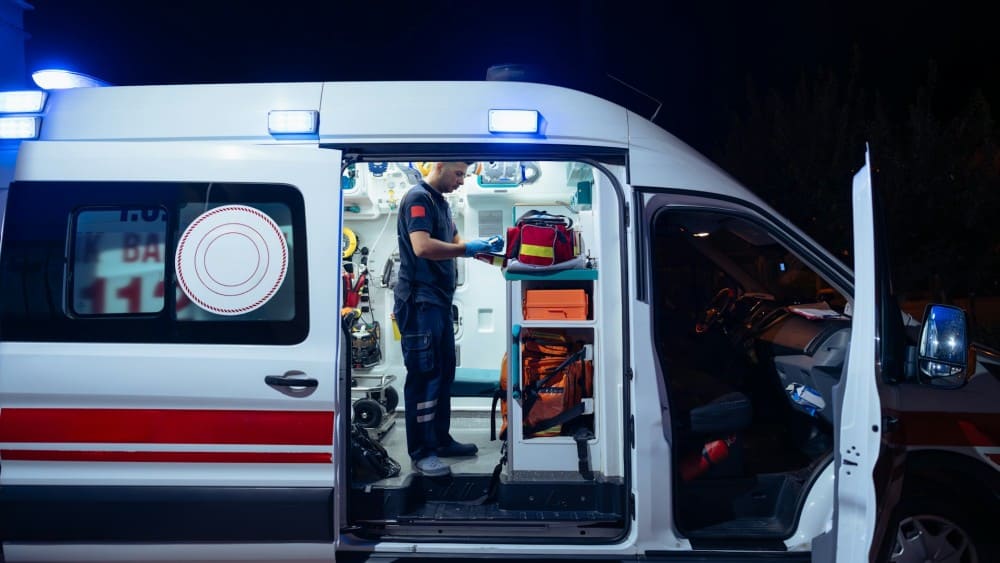 Ambulancier qui vérifie le nécessaire pour le transport des malades