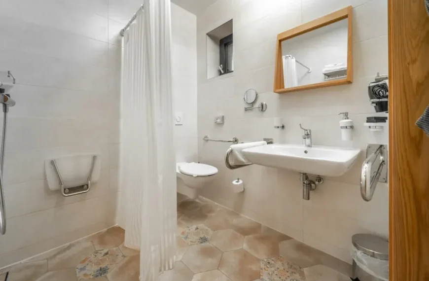 Chaise de douche : comment bien choisir selon votre autonomie et votre salle de bain ?