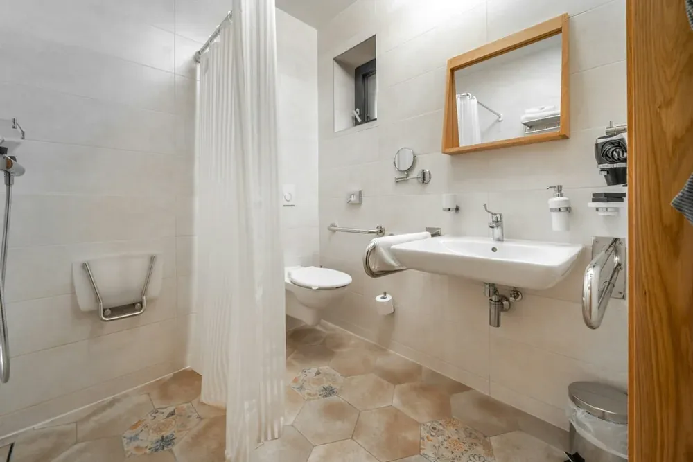 Chaise de douche : comment bien choisir selon votre autonomie et votre salle de bain ?