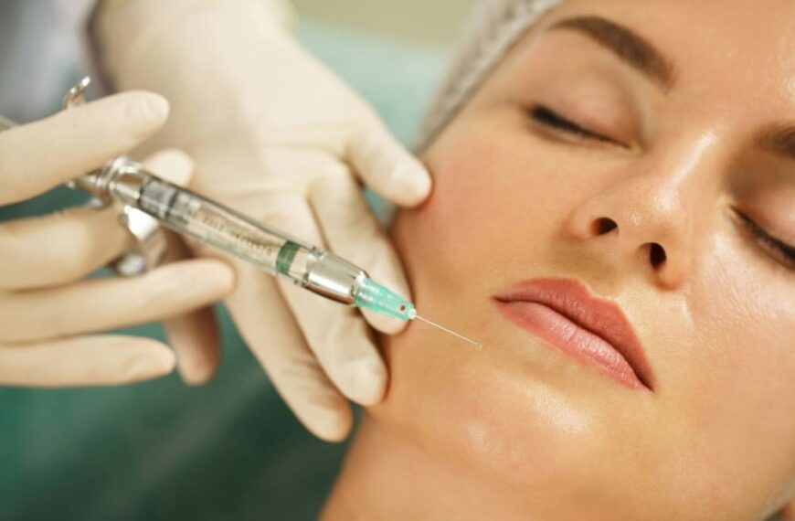 Femme recevant une injection de botox au visage avec règle asepsie obligatoire