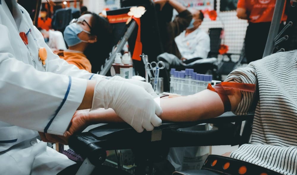 Salle regroupant infirmiers et patients pour don du sang
