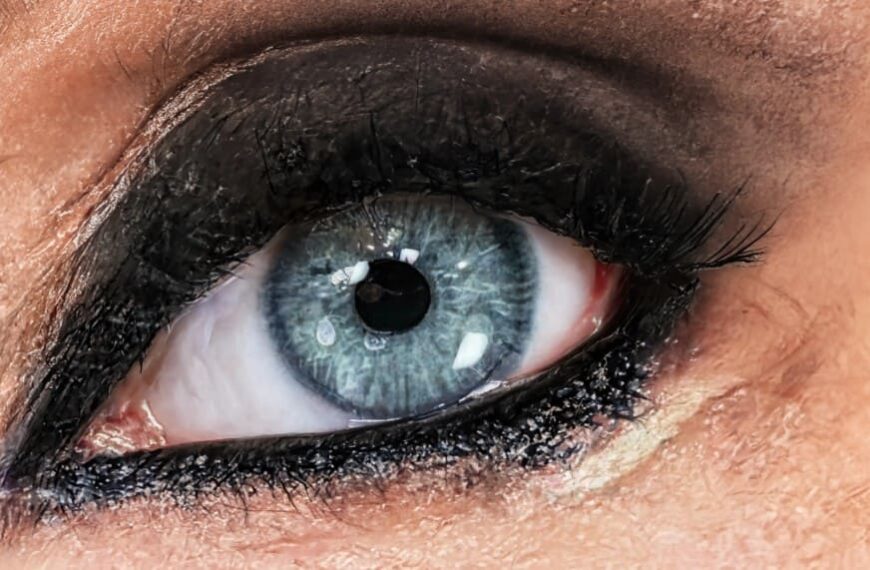 Regard bleu des yeux de Julie Pietri cancer endomètre