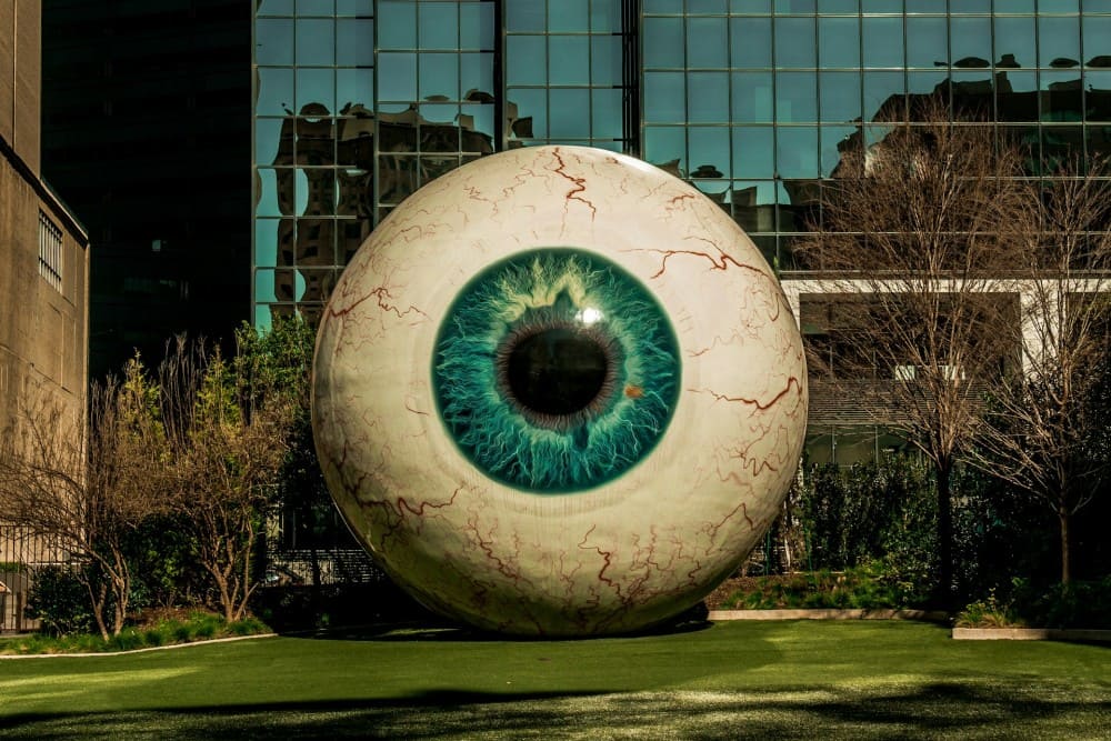 Illustration d'un globe oculaire devant un batiment