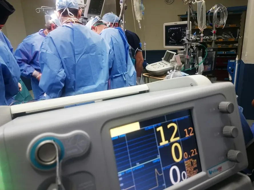 Flutter : équipe médicale réunie dans une salle de soins, sans détail d'intervention identifiable.
